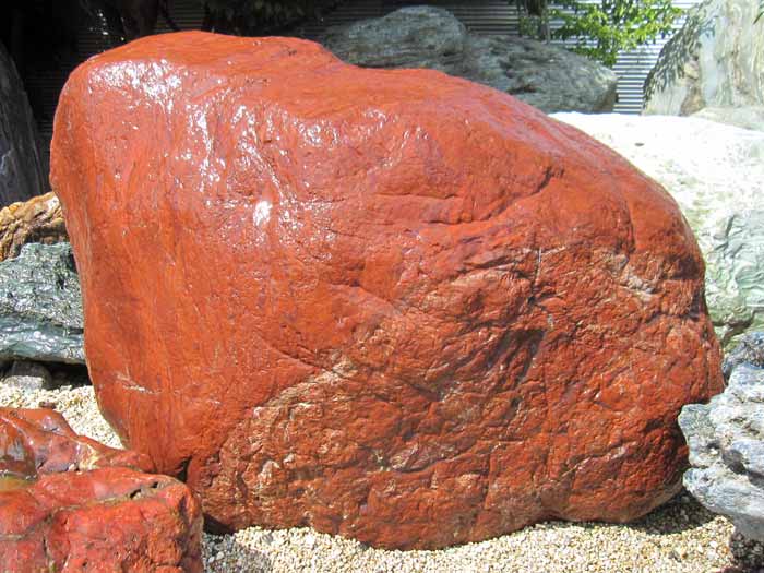 和歌山の赤石の庭石を販売しています。この大きさの赤石は大変貴重です。