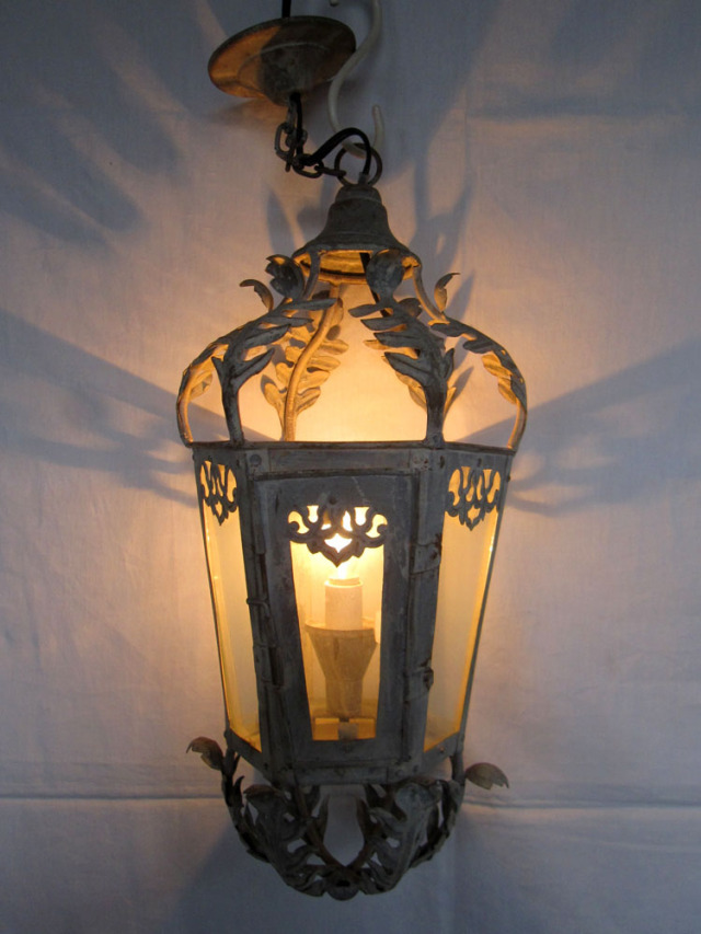 ハンギングランプを販売。ハンギングランプはランプをモチーフにした照明です。