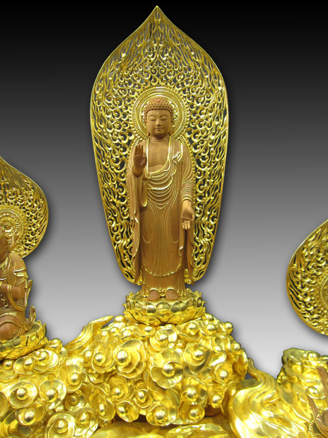 阿弥陀如来の仏像 阿弥陀三尊の木彫り仏像はインド白檀を彫り上げ金箔