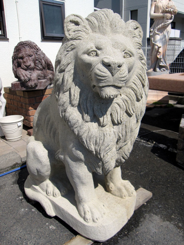 ライオンの石像の販売です。天然砂岩を彫刻 したライオン（ペア）の 